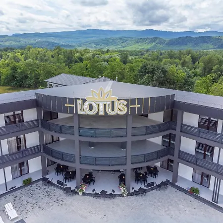 Hotel Lotus & *