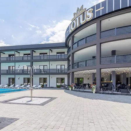 Hotel Lotus & *